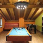 Sala de juegos con billar en Casa Rural Iturburu